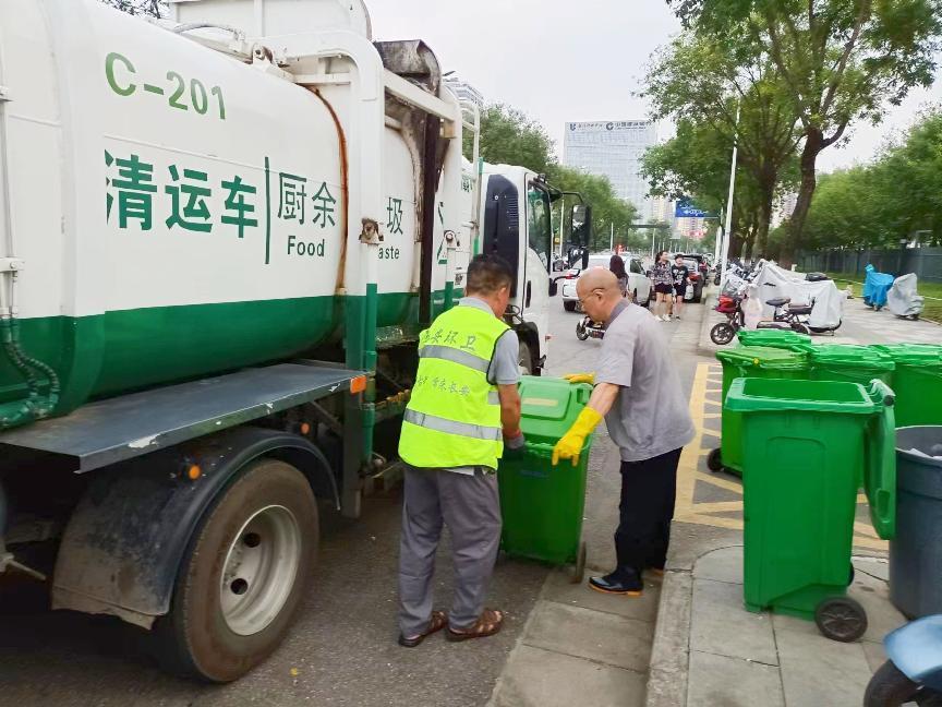 西安浐灞垃圾分类 用汗水擦亮城市"容颜"