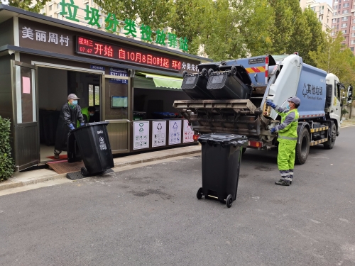 严格按照垃圾清运作业标准,对城区生活垃圾收集和垃圾站运行